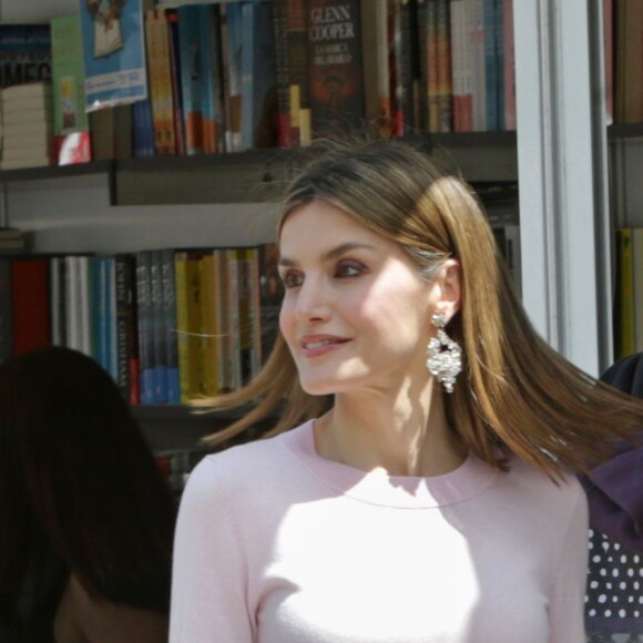 La reine Letizia d'Espagne lors de l'inauguration du 75ème salon du livre de Madrid le 27 mai 2016.