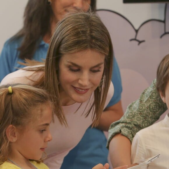 La reine Letizia d'Espagne lors de l'inauguration du 75ème salon du livre de Madrid le 27 mai 2016.