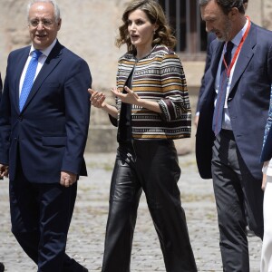 La reine Letizia d'Espagne lors d'un séminaire de journalisme au Monastère de Yoso à La Rioja, le 25 mai 2016. Le thème du séminaire était "L'humour dans le journalisme espagnol".