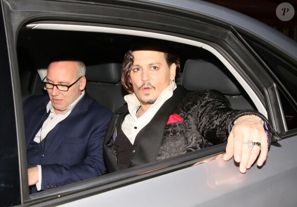 Johnny Depp quitte la première de "Alice Through The Looking Glass" à Londres le 10 mai 2016.