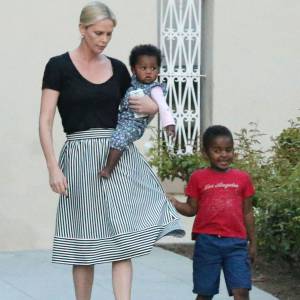 Exclusif - Charlize Theron emmène ses enfants Jackson et August à une fête d'anniversaire à Los Angeles, le 29 mai 2016