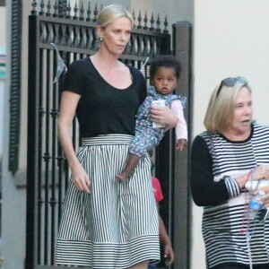 Exclusif - Charlize Theron avec ses enfants Jackson et August, et leur nounou, à Los Angeles, le 29 mai 2016