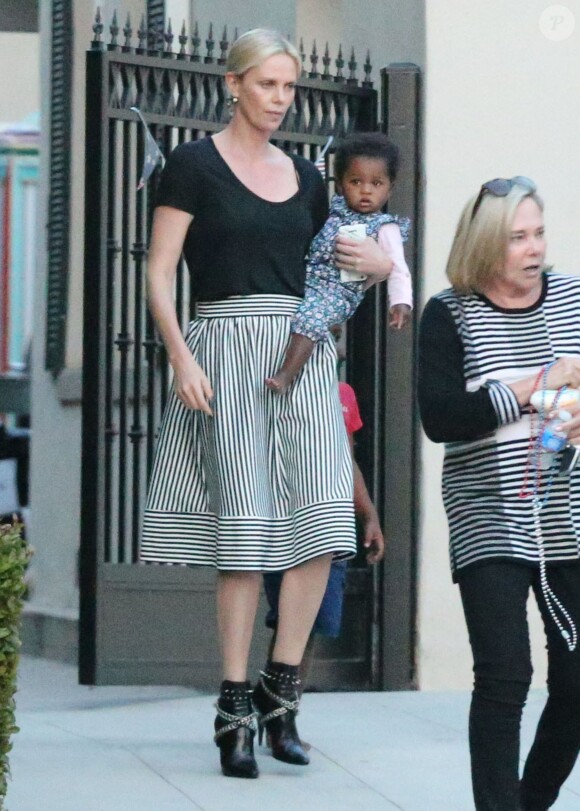 Exclusif - Charlize Theron avec ses enfants Jackson et August, et leur nounou, à Los Angeles, le 29 mai 2016