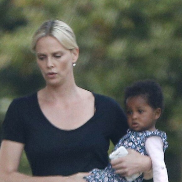 Exclusif - Charlize Theron emmène ses enfants Jackson et August à une fête d'anniversaire à Los Angeles, le 29 mai 2016