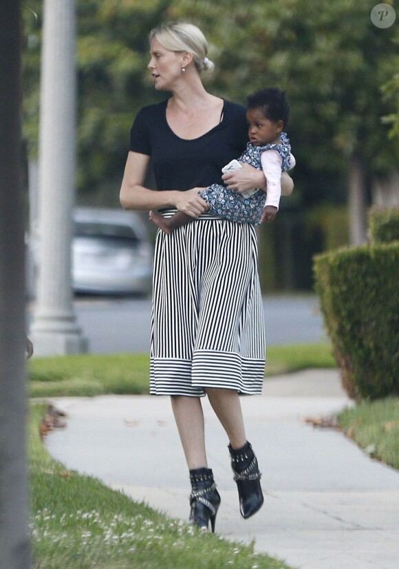 Exclusif - Charlize Theron avec sa fille August à Los Angeles, le 29 mai 2016