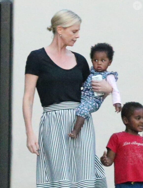 Exclusif - Charlize Theron emmène ses enfants Jackson et August à une fête d'anniversaire à Los Angeles, le 29 mai 2016