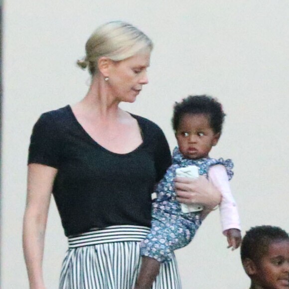 Exclusif - Charlize Theron emmène ses enfants Jackson et August à une fête d'anniversaire à Los Angeles, le 29 mai 2016