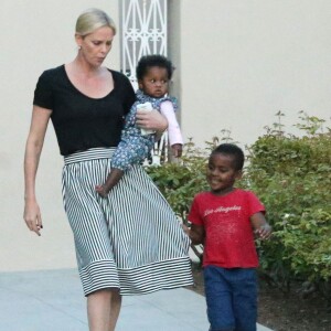 Exclusif - Charlize Theron emmène ses enfants Jackson et August à une fête d'anniversaire à Los Angeles, le 29 mai 2016