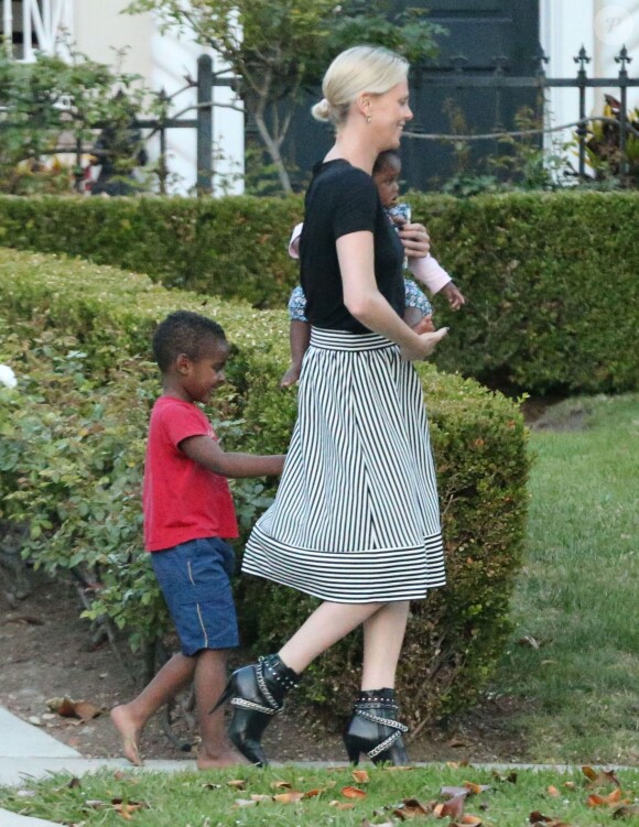 Exclusif - Charlize Theron emmène ses enfants Jackson et August à une fête d'anniversaire à Los Angeles, le 29 mai 2016