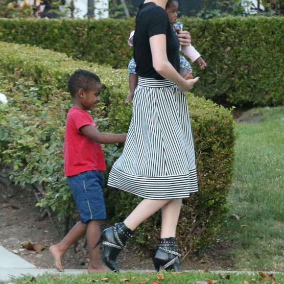 Exclusif - Charlize Theron emmène ses enfants Jackson et August à une fête d'anniversaire à Los Angeles, le 29 mai 2016