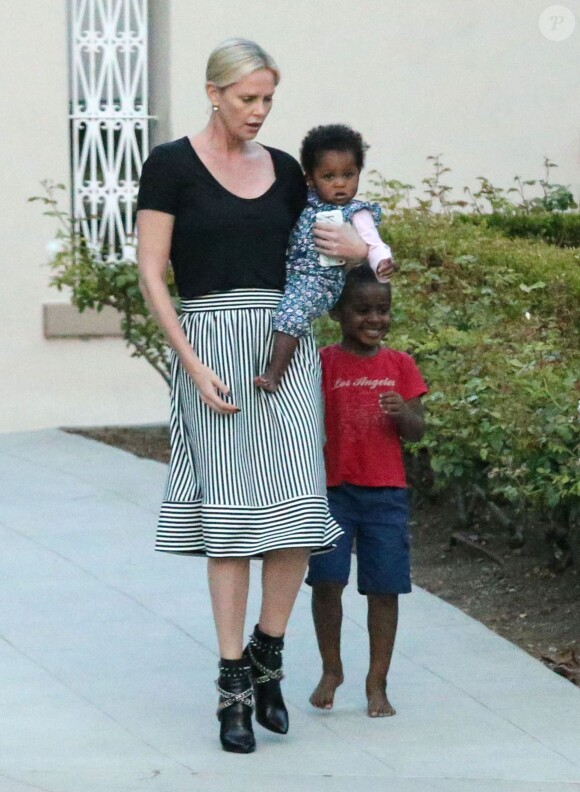 Exclusif - Charlize Theron emmène ses enfants Jackson et August à une fête d'anniversaire à Los Angeles, le 29 mai 2016