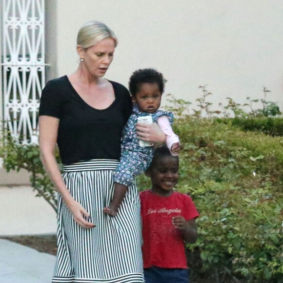 Exclusif - Charlize Theron emmène ses enfants Jackson et August à une fête d'anniversaire à Los Angeles, le 29 mai 2016