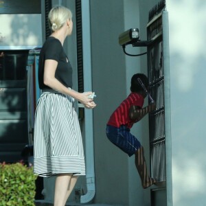 Exclusif - Charlize Theron et le petit Jackson turbulent à Los Angeles, le 29 mai 2016