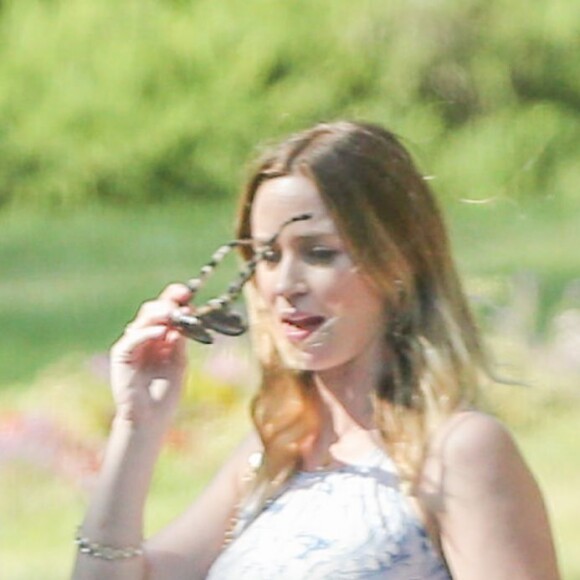 Exclusif - Emily Blunt enceinte arrive au domicile de Charlize Theron pour fêter sa baby shower entre amies à Los Angeles, le 29 mai 2016.