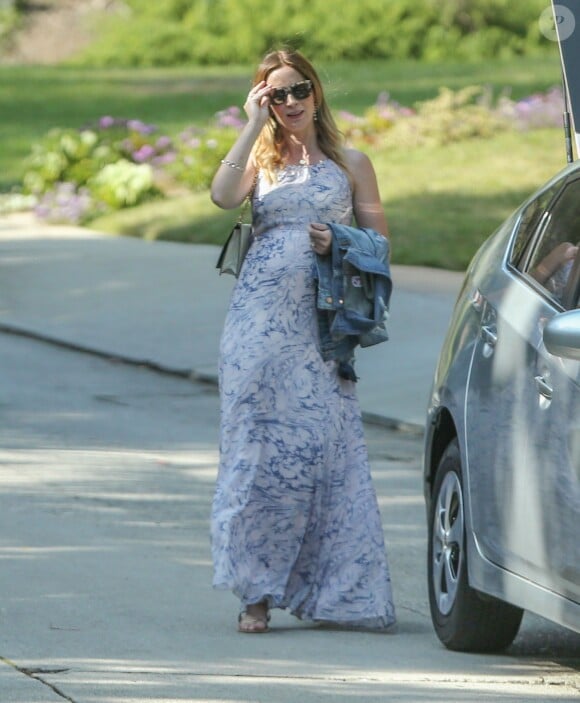 Exclusif - Emily Blunt enceinte arrive au domicile de Charlize Theron pour fêter sa baby shower entre amies à Los Angeles, le 29 mai 2016.