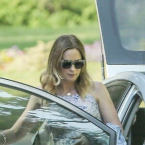 Exclusif - Emily Blunt enceinte arrive au domicile de Charlize Theron pour fêter sa baby shower entre amies à Los Angeles, le 29 mai 2016.