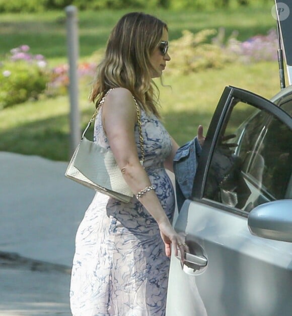 Exclusif - Emily Blunt enceinte arrive au domicile de Charlize Theron pour fêter sa baby shower entre amies à Los Angeles, le 29 mai 2016.