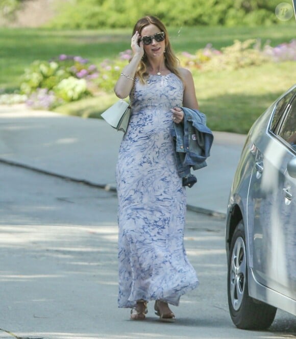 Exclusif - Emily Blunt enceinte arrive au domicile de Charlize Theron pour fêter sa baby shower entre amies à Los Angeles, le 29 mai 2016.