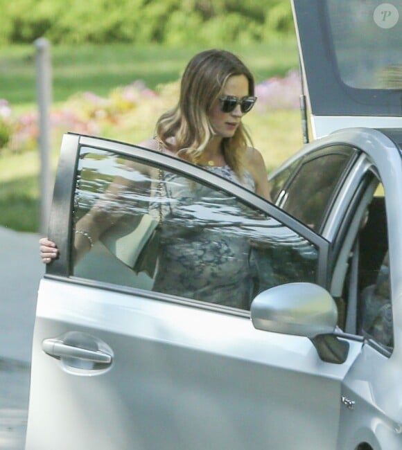 Exclusif - Emily Blunt enceinte arrive au domicile de Charlize Theron pour fêter sa baby shower entre amies à Los Angeles, le 29 mai 2016.