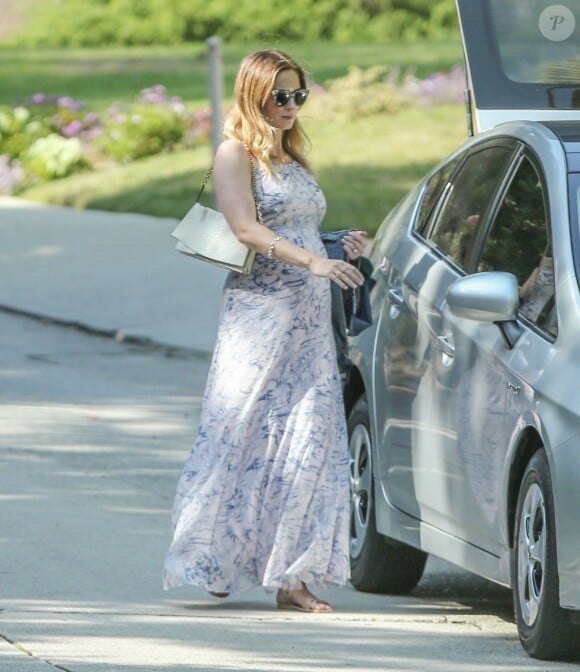 Exclusif - Emily Blunt enceinte arrive au domicile de Charlize Theron pour fêter sa baby shower entre amies à Los Angeles, le 29 mai 2016.
