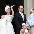 La princesse Victoria de Suède avec son fils le prince Oscar à la suite de son baptême le 27 mai 2016 à Stockholm.