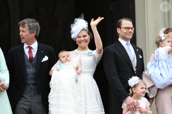 La princesse Victoria de Suède avec son fils le prince Oscar à la suite de son baptême le 27 mai 2016 à Stockholm.