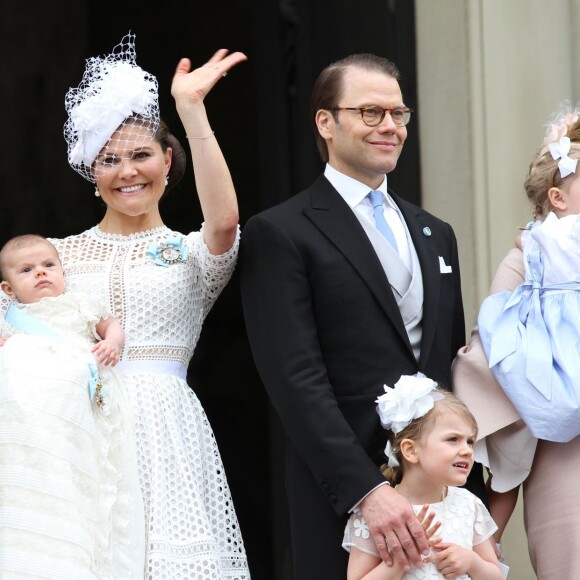 La princesse Victoria de Suède avec son fils le prince Oscar à la suite de son baptême le 27 mai 2016 à Stockholm.