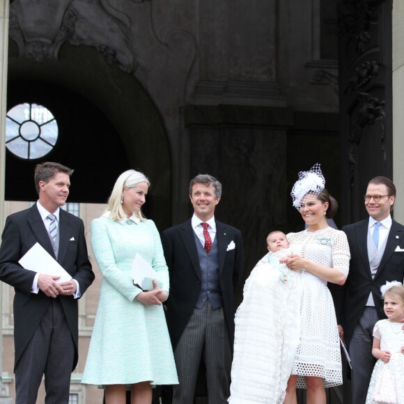 Hans Åström, la princesse Mette-Marit de Norvège, le prince Frederik de Danemark, le prince Oscar, la princesse Victoria, le prince Daniel, la princesse Estelle, la princesse Madeleine avec sa fille la princesse Leonore et Oscar Magnuson - Parrains et marraines autour de la famille lors du baptême du prince Oscar de Suède à Stockholm en Suède le 27 mai 2016.