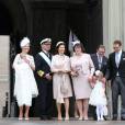 Le prince Oscar de Suède dans les bras de sa maman la princesse Victoria et entouré de ses grands-parents après son baptême le 27 mai 2016 au palais royal Drottningholm à Stockholm.