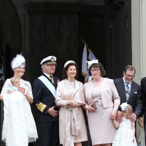Le prince Oscar de Suède dans les bras de sa maman la princesse Victoria et entouré de ses grands-parents après son baptême le 27 mai 2016 au palais royal Drottningholm à Stockholm.