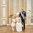 Le prince Oscar de Suède, deuxième enfant de la princesse Victoria et du prince Daniel, a été baptisé le 27 mai 2016 en la chapelle royale au palais Drottningholm, à Stockholm. Portrait officiel par Anna-Lena Ahlstrom représentant le prince Oscar avec la princesse Victoria, le roi Carl XVI Gustaf et la princesse Estelle.