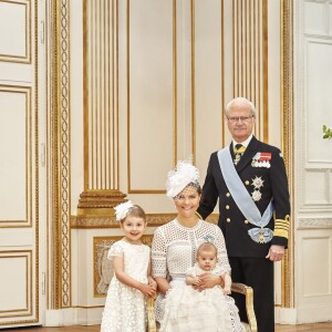Le prince Oscar de Suède, deuxième enfant de la princesse Victoria et du prince Daniel, a été baptisé le 27 mai 2016 en la chapelle royale au palais Drottningholm, à Stockholm. Portrait officiel par Anna-Lena Ahlstrom représentant le prince Oscar avec la princesse Victoria, le roi Carl XVI Gustaf et la princesse Estelle.