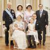 Le prince Oscar de Suède, deuxième enfant de la princesse Victoria et du prince Daniel, a été baptisé le 27 mai 2016 en la chapelle royale au palais Drottningholm, à Stockholm. Portrait officiel par Anna-Lena Ahlstrom représentant le prince Oscar avec ses parents, sa soeur et ses grands-parents.