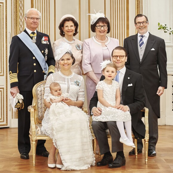 Le prince Oscar de Suède, deuxième enfant de la princesse Victoria et du prince Daniel, a été baptisé le 27 mai 2016 en la chapelle royale au palais Drottningholm, à Stockholm. Portrait officiel par Anna-Lena Ahlstrom représentant le prince Oscar avec ses parents, sa soeur et ses grands-parents.