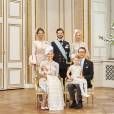 Le prince Oscar de Suède, deuxième enfant de la princesse Victoria et du prince Daniel, a été baptisé le 27 mai 2016 en la chapelle royale au palais Drottningholm, à Stockholm. Portrait officiel par Anna-Lena Ahlstrom représentant le prince Oscar avec ses parents, sa soeur, et ses oncle (Carl Philip de Suède) et tantes (Madeleine de Suède et Anna Westling).