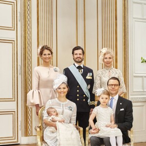 Le prince Oscar de Suède, deuxième enfant de la princesse Victoria et du prince Daniel, a été baptisé le 27 mai 2016 en la chapelle royale au palais Drottningholm, à Stockholm. Portrait officiel par Anna-Lena Ahlstrom représentant le prince Oscar avec ses parents, sa soeur, et ses oncle (Carl Philip de Suède) et tantes (Madeleine de Suède et Anna Westling).