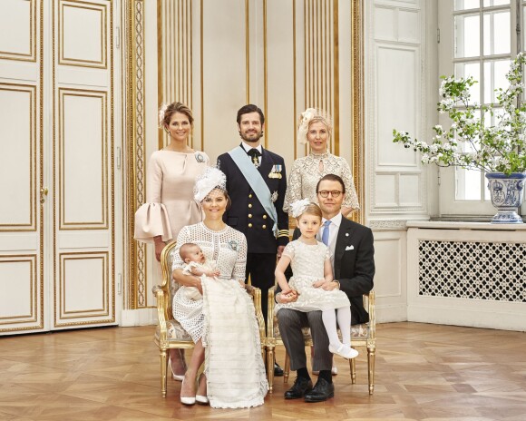 Le prince Oscar de Suède, deuxième enfant de la princesse Victoria et du prince Daniel, a été baptisé le 27 mai 2016 en la chapelle royale au palais Drottningholm, à Stockholm. Portrait officiel par Anna-Lena Ahlstrom représentant le prince Oscar avec ses parents, sa soeur, et ses oncle (Carl Philip de Suède) et tantes (Madeleine de Suède et Anna Westling).