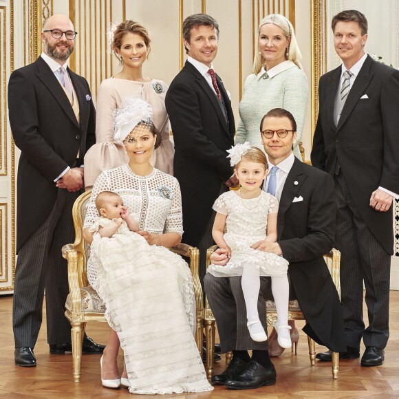 Le prince Oscar de Suède, deuxième enfant de la princesse Victoria et du prince Daniel, a été baptisé le 27 mai 2016 en la chapelle royale au palais Drottningholm, à Stockholm. Portrait officiel par Anna-Lena Ahlstrom représentant le prince Oscar avec ses parents, sa soeur et ses parrains (Oscar Magnuson, Frederik de Danemark, Hans Astrom) et marraines (Madeleine de Suède, Mette-Marit de Norvège).