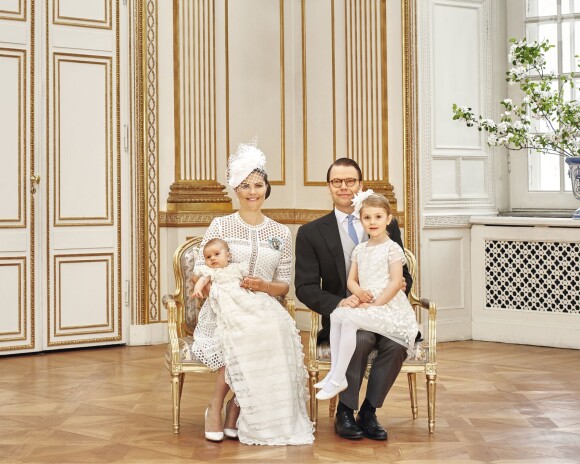 Le prince Oscar de Suède, deuxième enfant de la princesse Victoria et du prince Daniel, a été baptisé le 27 mai 2016 en la chapelle royale au palais Drottningholm, à Stockholm.