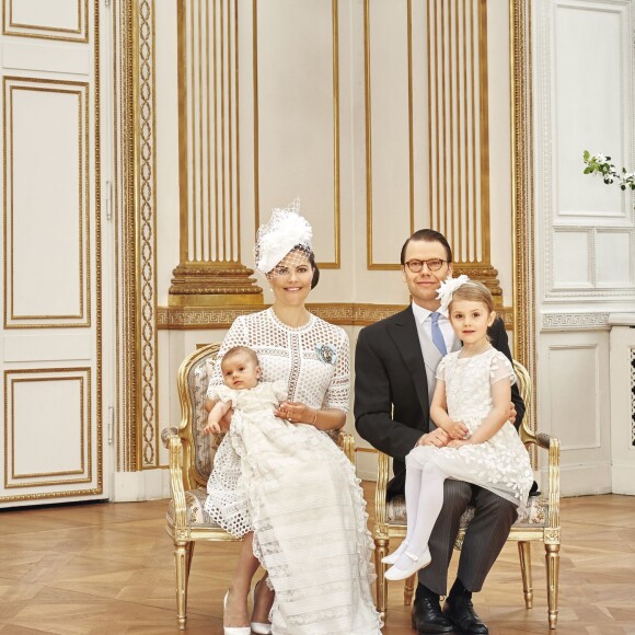 Le prince Oscar de Suède, deuxième enfant de la princesse Victoria et du prince Daniel, a été baptisé le 27 mai 2016 en la chapelle royale au palais Drottningholm, à Stockholm.
