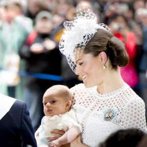 Le roi Carl XVI Gustaf, le prince Oscar et la princesse Victoria de Suède - Baptême du prince Oscar de Suède à Stockholm en Suède le 27 mai 2016.