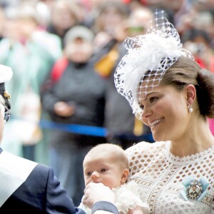 Le roi Carl XVI Gustaf, le prince Oscar et la princesse Victoria de Suède - Baptême du prince Oscar de Suède à Stockholm en Suède le 27 mai 2016.
