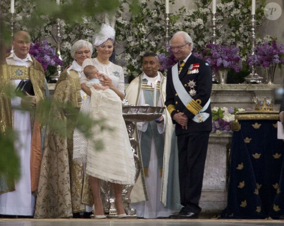 La princesse Victoria de Suède, le prince Oscar de Suède et le roi Carl Gustav de Suède - Baptême du prince Oscar de Suède à Stockholm en Suède le 27 mai 2016.