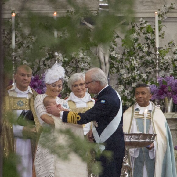 La princesse Victoria de Suède, le prince Oscar de Suède et le roi Carl Gustav de Suède - Baptême du prince Oscar de Suède à Stockholm en Suède le 27 mai 2016.