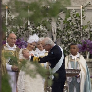 La princesse Victoria de Suède, le prince Oscar de Suède et le roi Carl Gustav de Suède - Baptême du prince Oscar de Suède à Stockholm en Suède le 27 mai 2016.