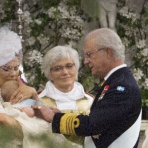 La princesse Victoria de Suède, le prince Oscar de Suède et le roi Carl Gustav de Suède - Baptême du prince Oscar de Suède à Stockholm en Suède le 27 mai 2016.