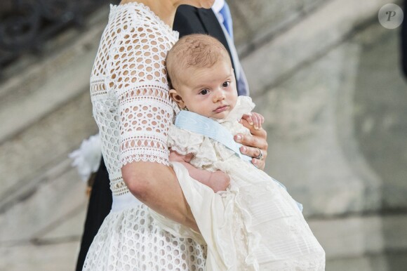 Le prince Oscar et sa mère la princesse Victoria de Suède - Baptême du prince Oscar de Suède à Stockholm en Suède le 27 mai 2016.