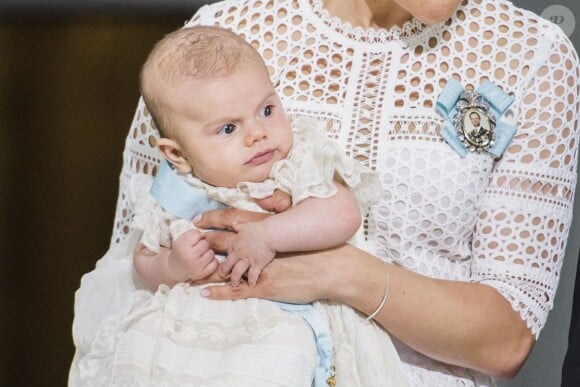 Le prince Oscar et sa mère la princesse Victoria de Suède - Baptême du prince Oscar de Suède à Stockholm en Suède le 27 mai 2016.