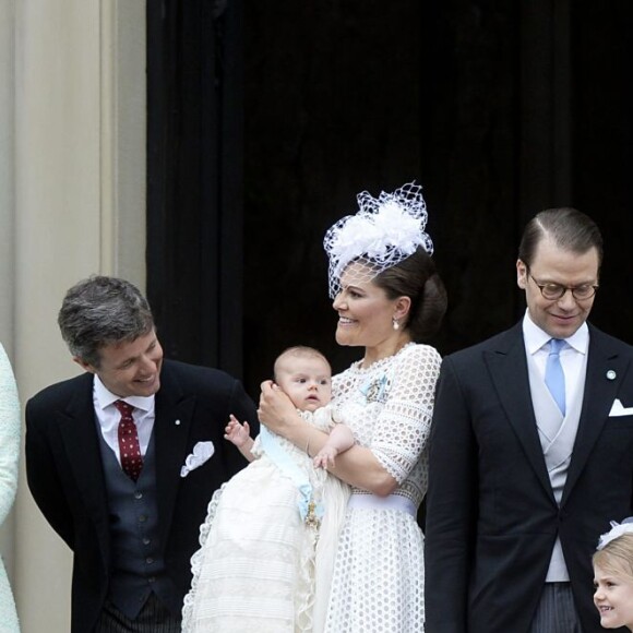 Hans Åström, la princesse Mette-Marit de Norvège, le prince Frederik de Danemark, le prince Oscar, la princesse Victoria, le prince Daniel, la princesse Estelle, la princesse Madeleine avec sa fille la princesse Leonore et Oscar Magnuson - Baptême du prince Oscar de Suède à Stockholm en Suède le 27 mai 2016.
