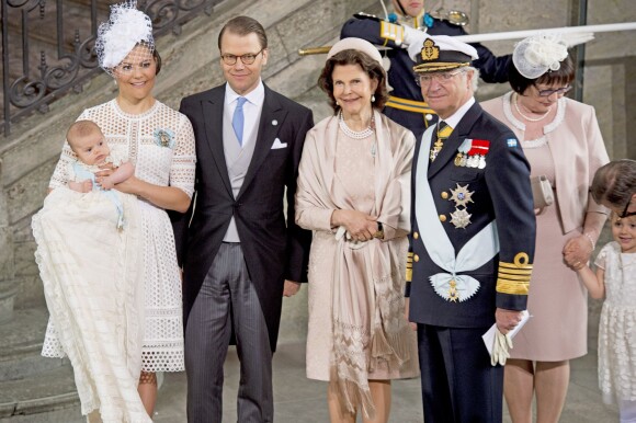Le prince Oscar, la princesse Victoria de Suède, le prince Daniel, la reine Silvia, le roi Carl XVI Gustaf et Ewa Westling - Baptême du prince Oscar de Suède à Stockholm en Suède le 27 mai 2016.